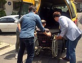 목욕봉사를 위해 휠체어에 탄 어르신을 차량으로 모시고 있는 모습 